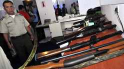 Arsenal de armas de diverso calibre y explosivo pl&aacute;stico C-4 en un stand de la Cooperativa de Telecomunicaciones COTAS, ubicado en un recinto ferial