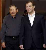 Ra&uacute;l Castro y Dmitri Medvedev