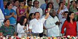 Esteban Lazo,vicepresidente cubano saluda a colaboradores cubanos en Nicaragua