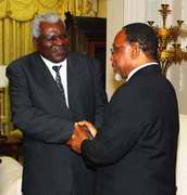 Presidente de la Rep&uacute;blica de Sud&aacute;frica, Se&ntilde;or Kgalema Motlanthe y Estaban Lazo, vicepresidente cubano
