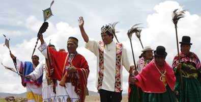 Evo Morales con los indigenas en Bolivia 