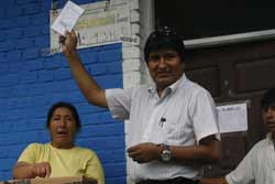 Evo Morales ejerce derecho al voto