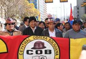Evo Morales, encabez&oacute; una marcha de obreros y campesinos