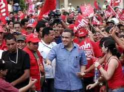 El presidente electo con el apoyo del Frente, Mauricio Funes, y el vicepresidente Salvador S&aacute;nchez; dirigente del FMLN, jurar&aacute;n sus cargos en una ceremonia solemne a