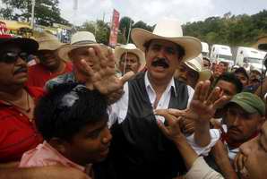El presidente de Honduras, José Manuel Zelaya, se reunió la víspera, con compatriotas que se encuentran acampados cerca del puesto fronterizo de Las Manos