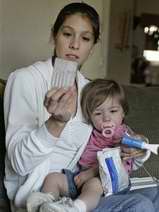 Gina Bouffanie revisa la medicina para su hijito de 15 meses Lexi 