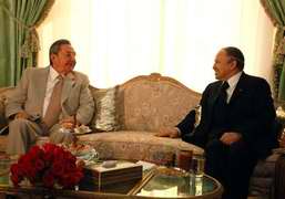 Ra&uacute;l Castro y Abdelaziz Bouteflika sostienen conversaciones