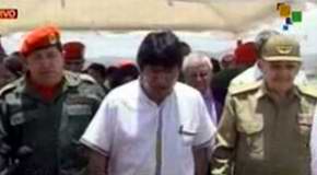 Presidente Hugo Ch&aacute;vez y Ra&uacute;l Castro reciben al presidente boliviano Evo Morales