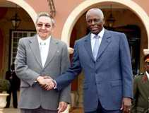 Ra&uacute;l Castro Ruz y el mandatario de Angola Jos&eacute; Eduardo Dos Santos