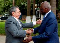 General de Ej&eacute;rcito Ra&uacute;l Castro Ruz, y Jos&eacute; Eduardo Dos Santos, Presidente de Angola