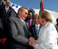 Ra&uacute;l Castro fue recibido por Faiza Aboul Naga, ministra egipcia para la Cooperaci&oacute;n Internacional