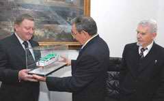 Obsequia Presidente cubano réplica yate Granma a museo ruso