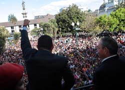 Ch&aacute;vez y Ra&uacute;l saludan a los ecuatorianos