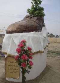 Escultura en forma de zapato gigante, homenaje al periodista iraquí Muntazer al Zaidi que lanzó los suyos al ex presidente estadounidense George W. Bush