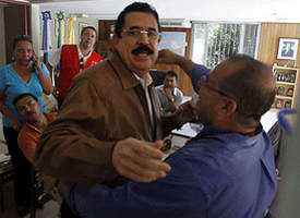 Zelaya en la embajada de Brasil en Tegucigalpa.(Foto: El Universal - México) 