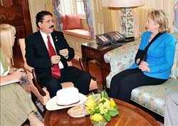 Manuel Zelaya se entrevistó con Hillary Clinton