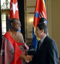 Lutfo Ephain Shiyinsimbi Dlamibi, canciller de Swazilandia y su hom&oacute;logo cubano Bruno Rodr&iacute;guez