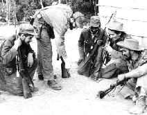 Fidel y el Che junto a otros guerrilleros en los preparativos del Combate del Uvero