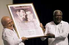 Esteban Lazo Hern&aacute;ndez entrega al presidente de Prensa Latina, Frank Gonz&aacute;lez, un diploma de reconocimiento a esa agencia en su aniversario 50 
