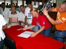 Se abrió un libro de firmas contra la asonada golpista, la guerra mediática y por el recibimiento popular del presidente Zelaya