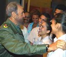 Fidel Castro y j&oacute;venes estudiantes