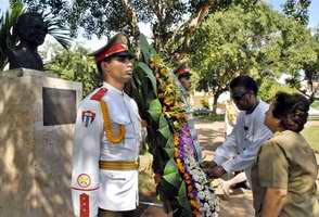 Presidente del Parlamento de Sud&aacute;frica, Max Vuyisile Sisulo rinde tributoa Oliver Tambo