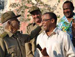 Juan Almeida Bosque entrega al m&uacute;sico Adalberto &Aacute;lvarez r&eacute;plica del machete Mamb&iacute;