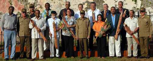 Reciben personalidades cubanas R&eacute;plica de Machete Mamb&iacute;