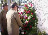 En nombre del Comandante en Jefe y en el suyo propio, Raúl depositó esta mañana en el cementerio de “Santa Ifigenia”