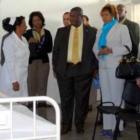 Stephenson King durante su visita a la Facultad Internacional Formadora de Enfermeros para el Caribe Mario Raudilio Fleitas
