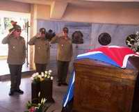 Homenaje de Fidel y Raúl a héroes de la patria 