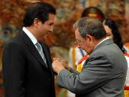 Condecora Raúl Castro al Presidente de Panamá con la Orden José Martí