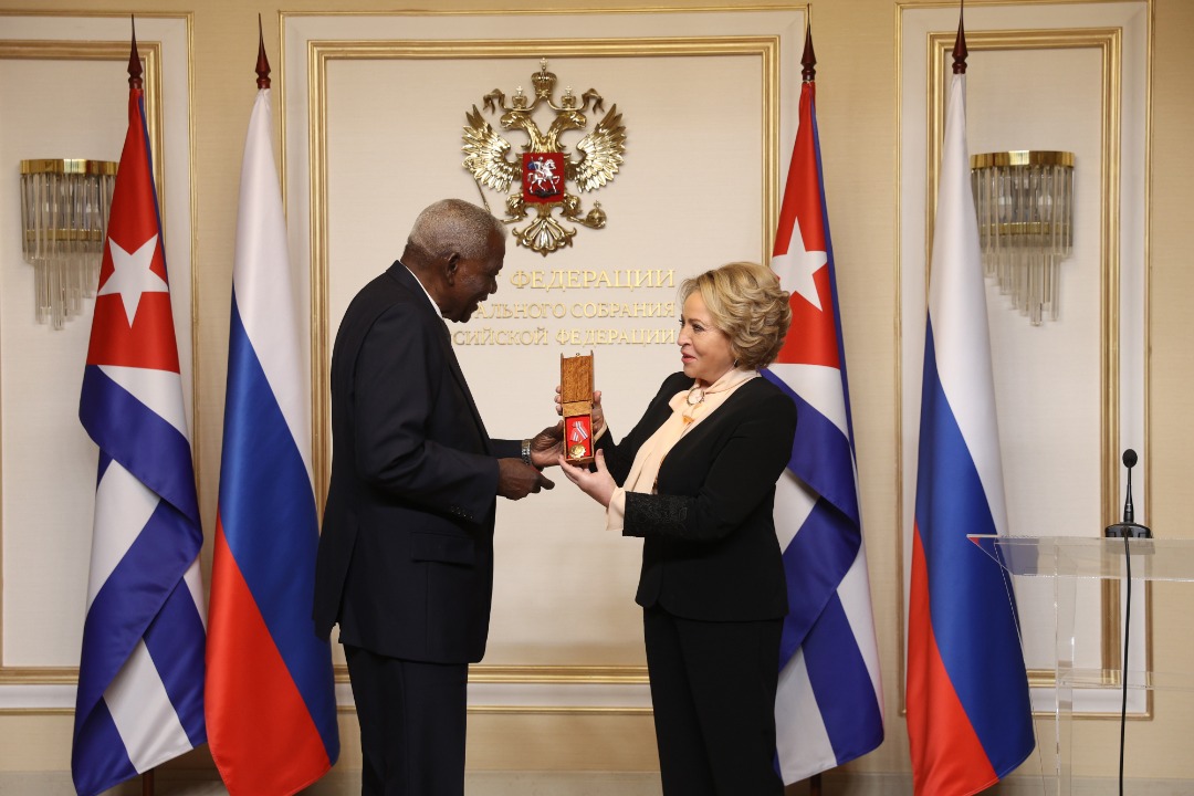 Entrega Esteban Lazo Orden de la Solidaridad a Valentina Matvienko