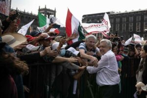 Presidente de México vuelve a marchar junto a seguidores