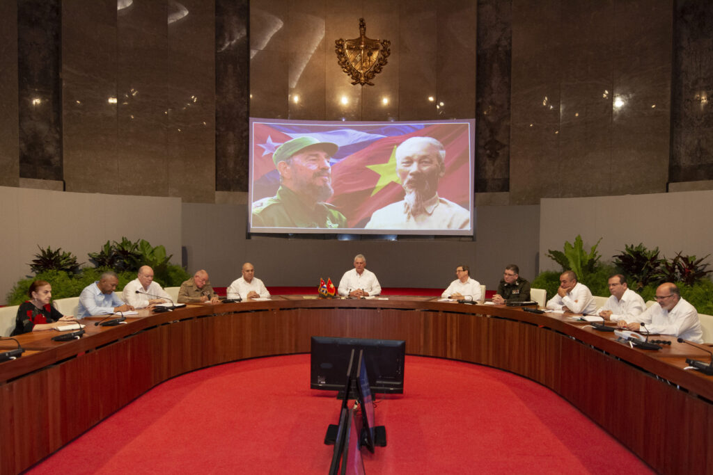 Máximos líderes políticos de Cuba y Vietnam ratifican voluntad de fortalecer y ampliar relaciones