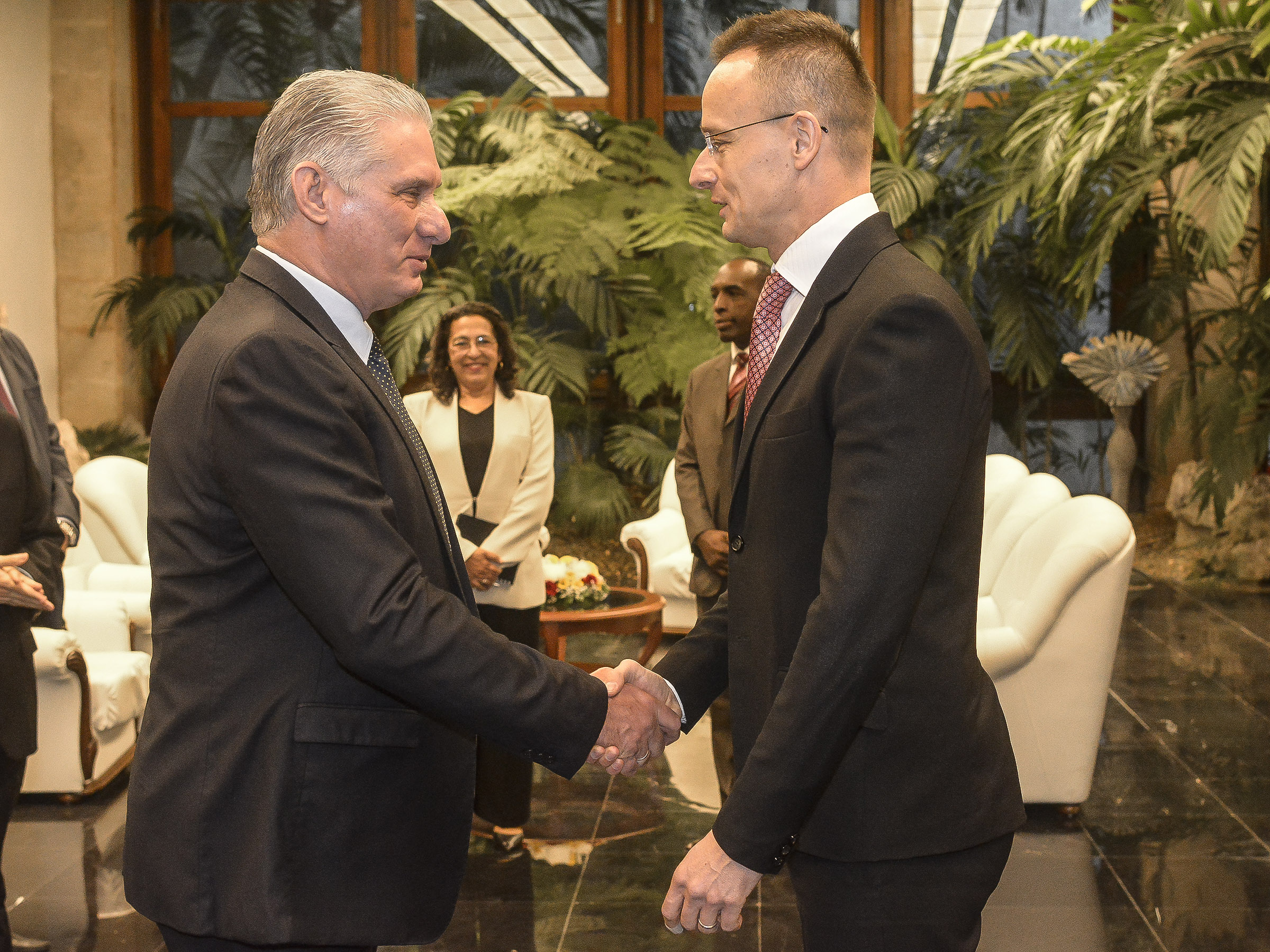 Recibe presidente de Cuba a ministro de Asuntos Exteriores y de Comercio Exterior de Hungría