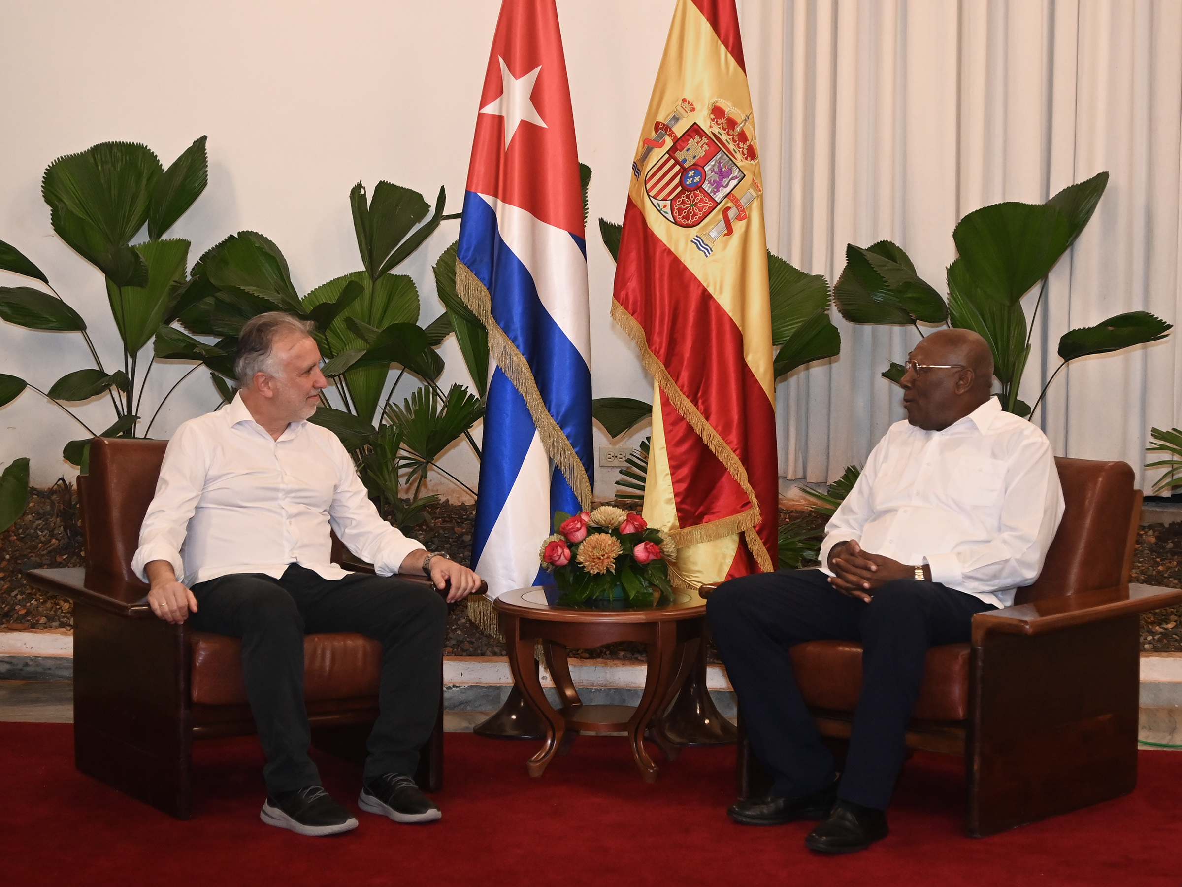 Recibe Vicepresidente Salvador Valdés a Presidente de Gobierno de Canarias