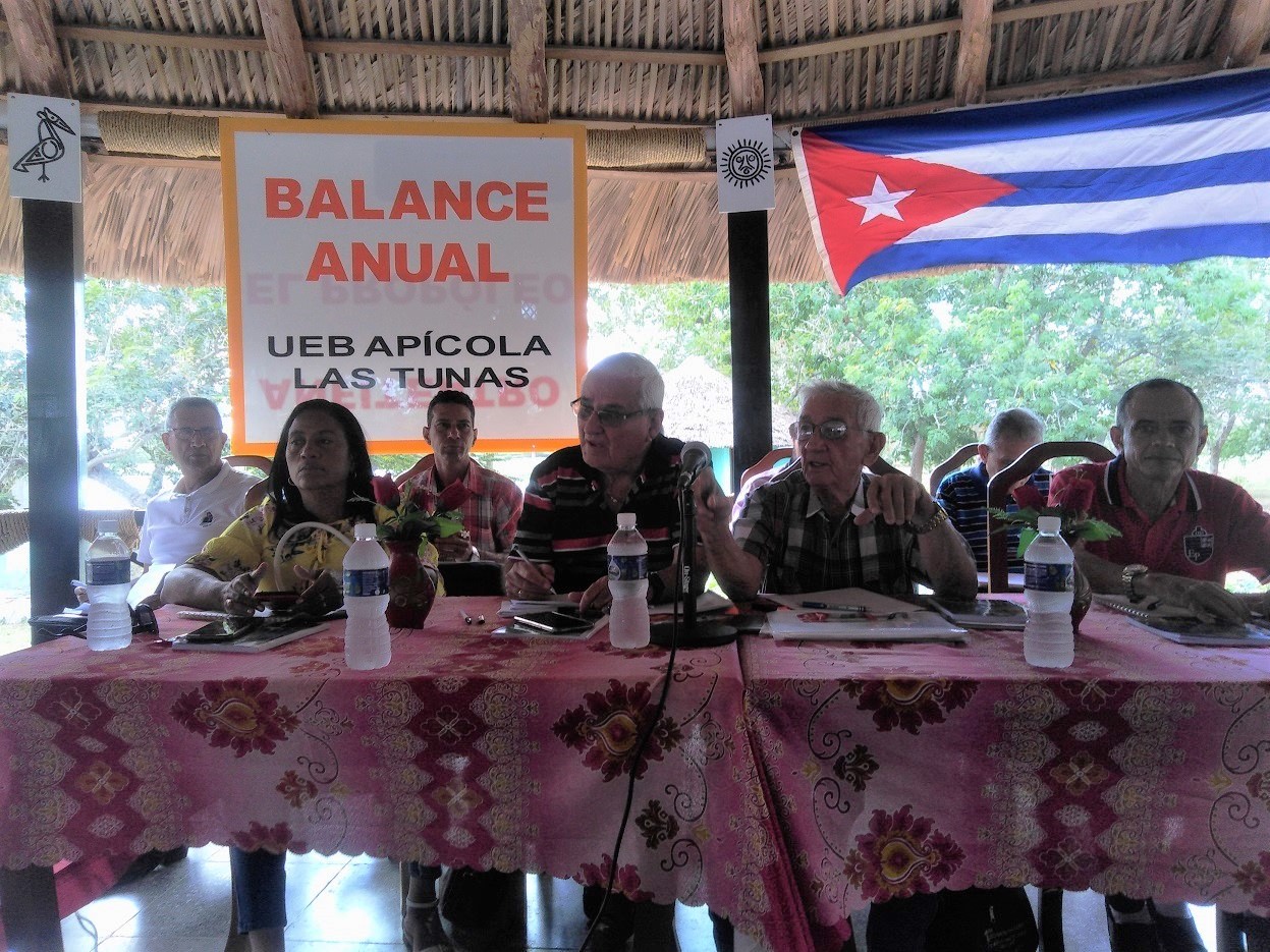 Pese al bloqueo los apicultores tuneros van este año por el doble de los ingresos