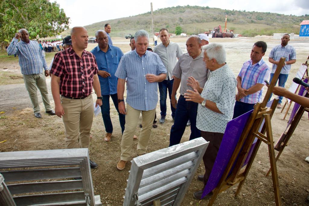 Díaz-Canel intercambia con el pueblo de Santa Clara