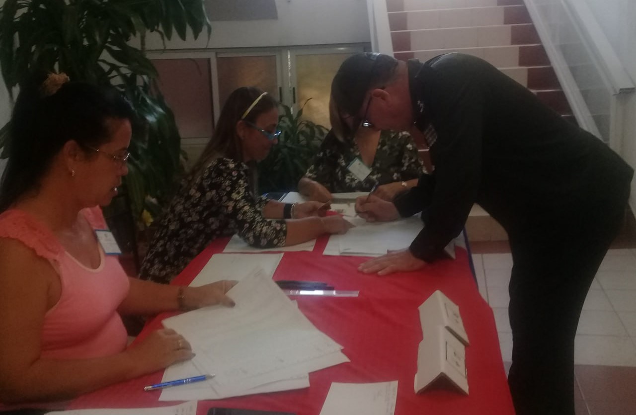Ejerce ministro del Interior su derecho al voto