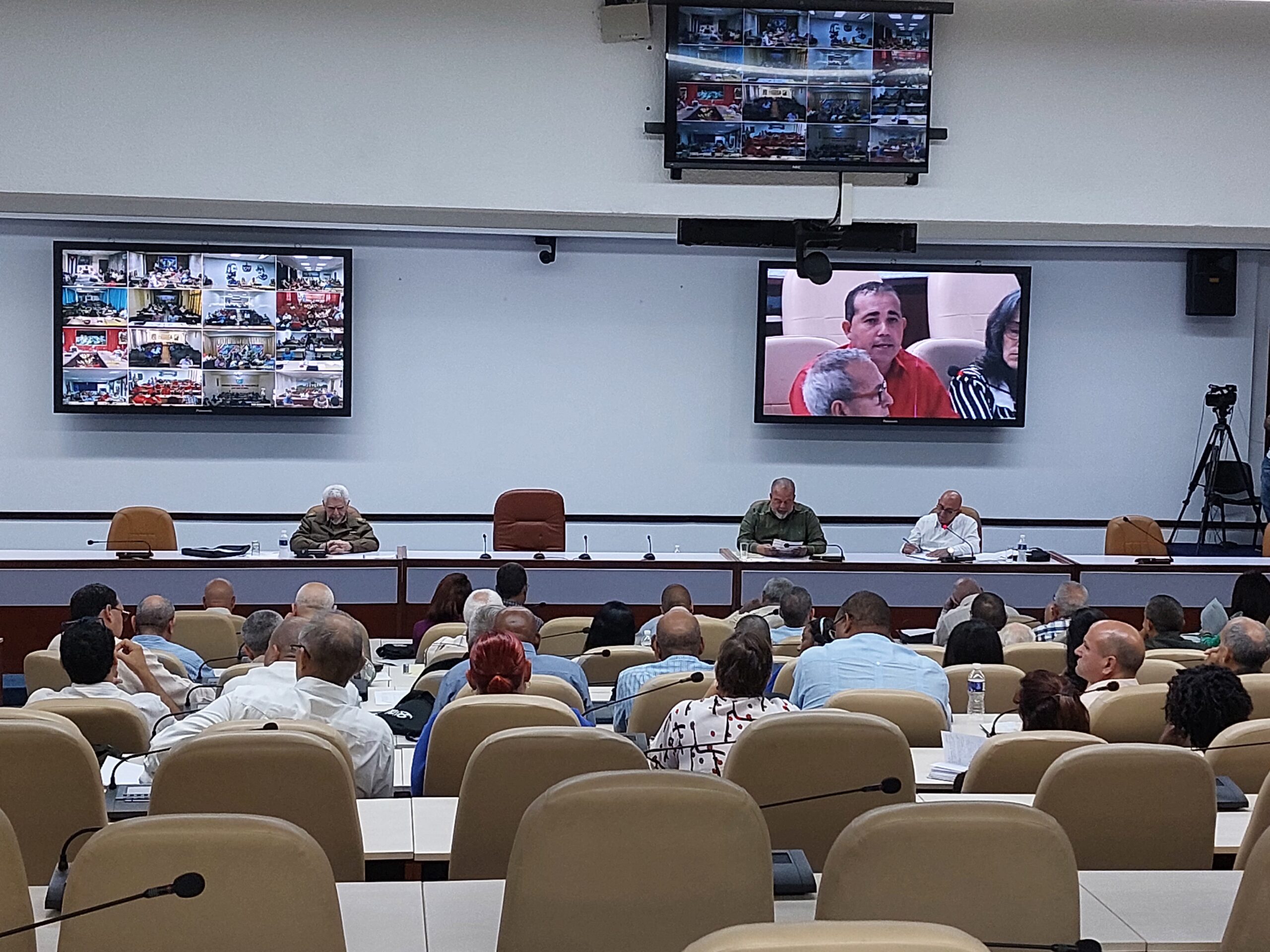 Ratifican compromiso y apoyo del sector de la construcción en Cuba