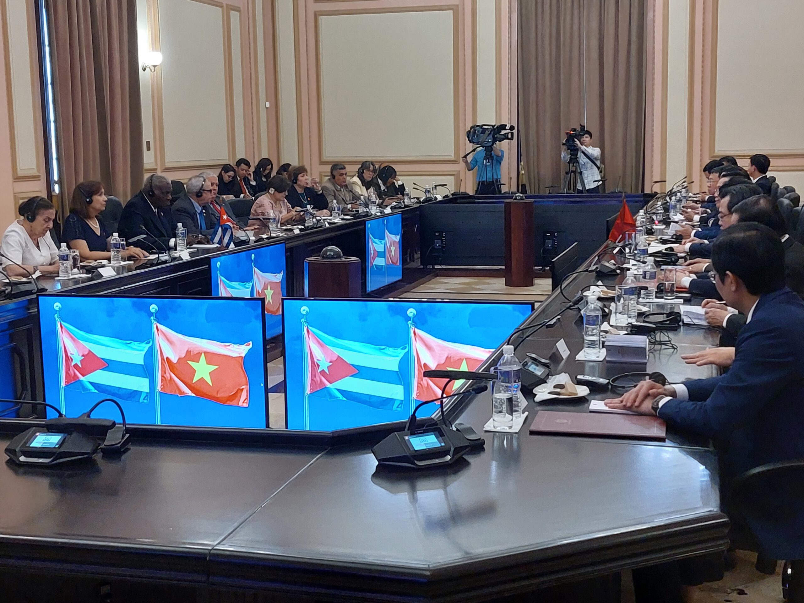 Recibió Esteban Lazo Hernández al presidente de la Asamblea Nacional de la República Socialista de Vietnam