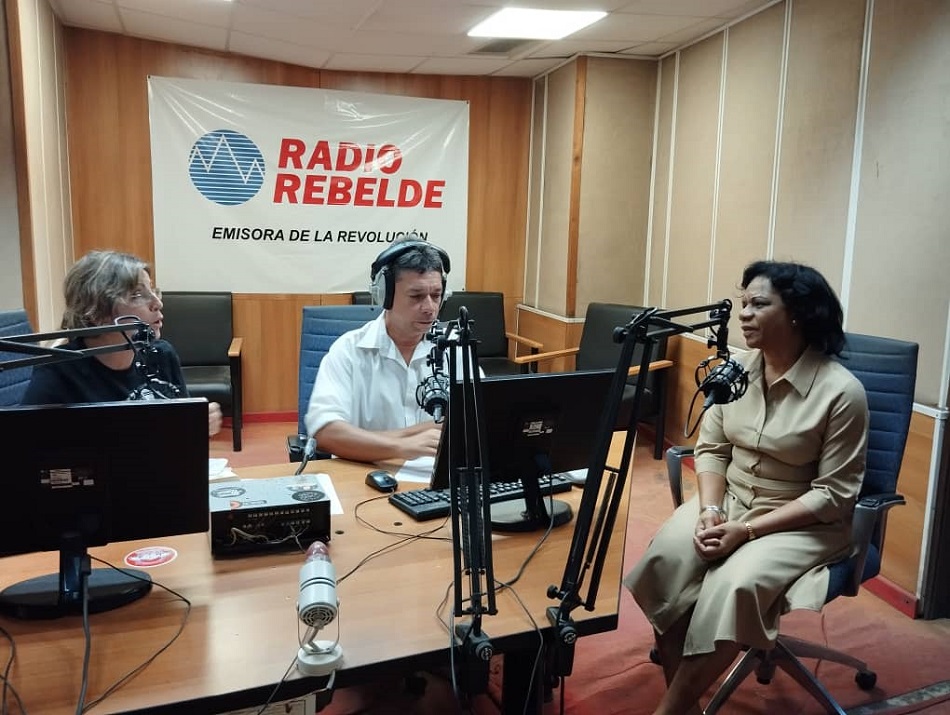 Inés María Chapman visita Radio Rebelde