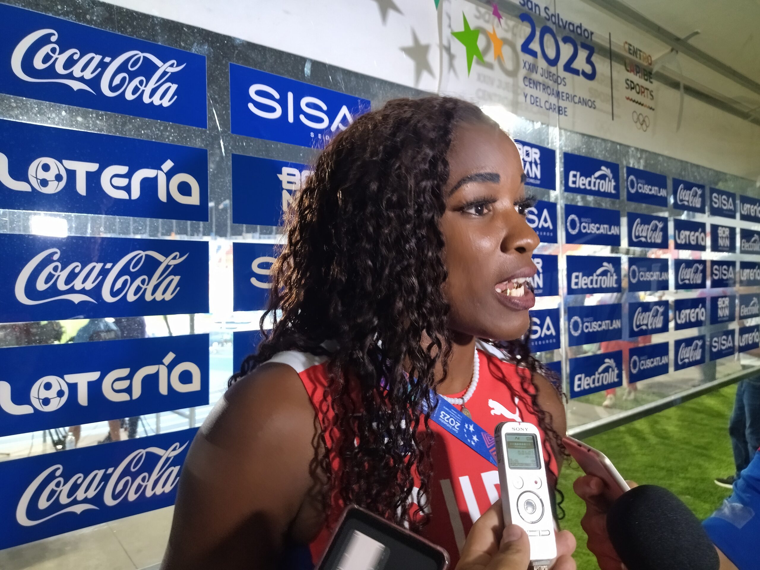 Un total de tres medallas de plata y un bronce, aportaron los representantes del atletismo cubano en el inicio de las competencias en el campo y pista de los Juegos Centroamericanos y del Caribe San Salvador 2023