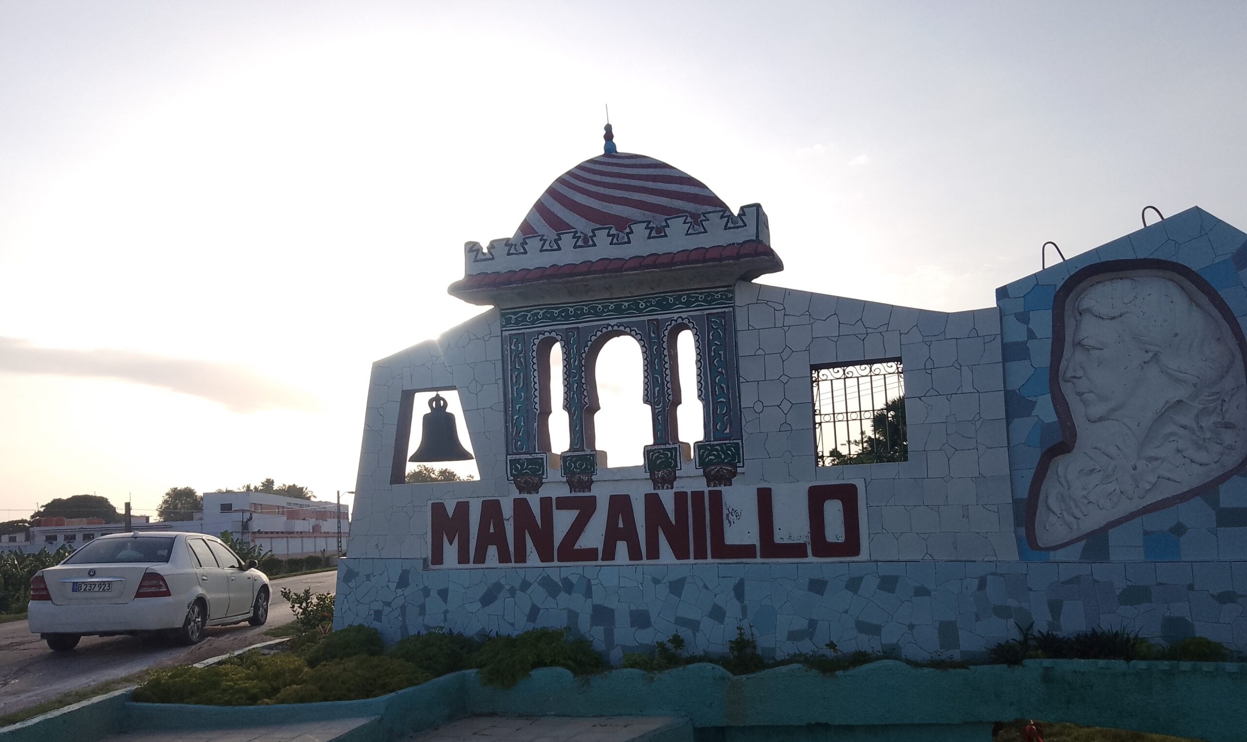 Distribuidos por los trece municipios de este oriental territorio, la empresa de servicios comunales en Granma la integran más de cinco mil obreros, entre los que es ejemplo y paradigma Teobaldo de la Paz, jubilado del sector y quien ostenta el mérito de Héroe del Trabajo de la República de Cuba.