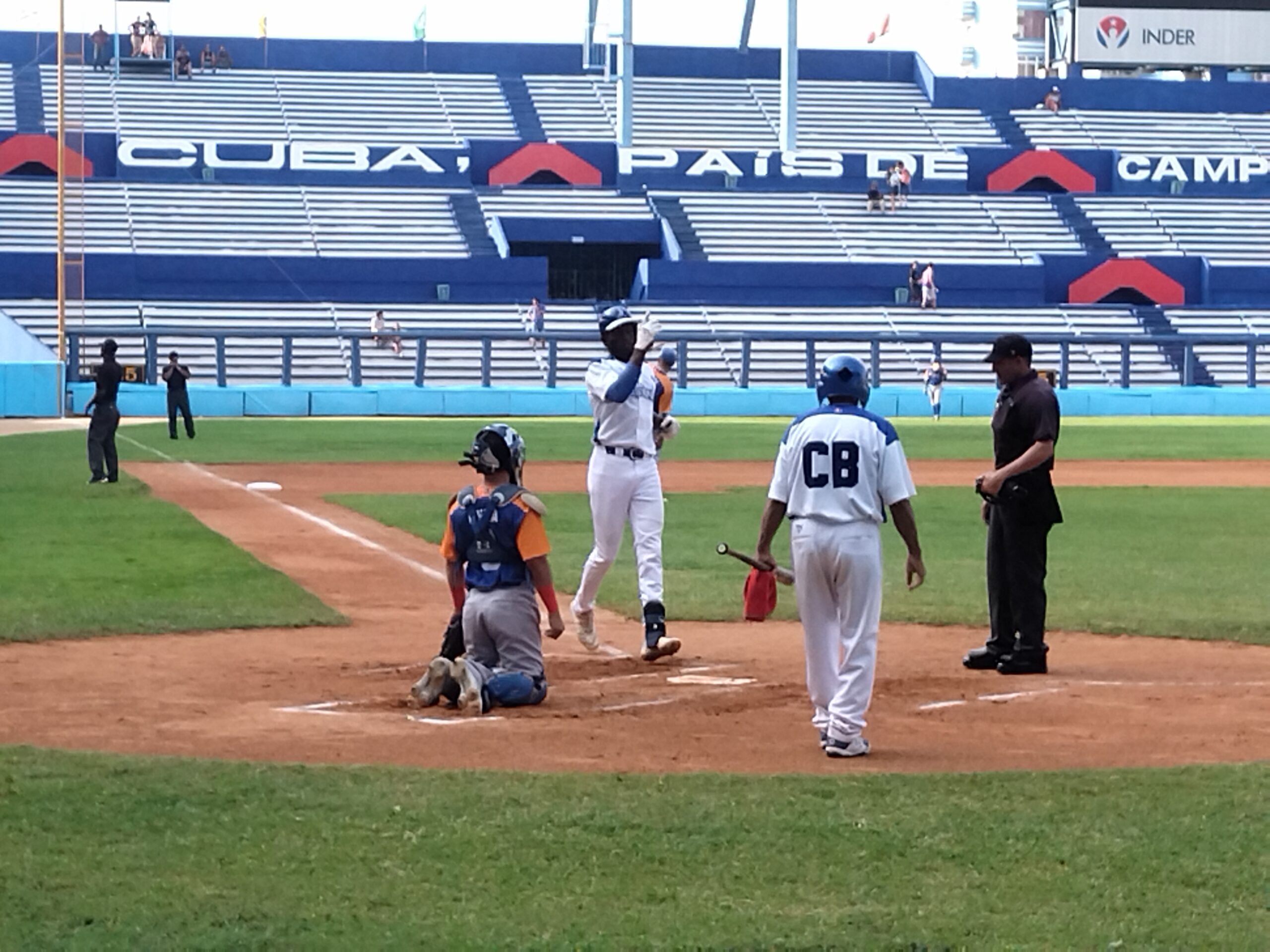 Leones se ponen a un paso de las semifinales