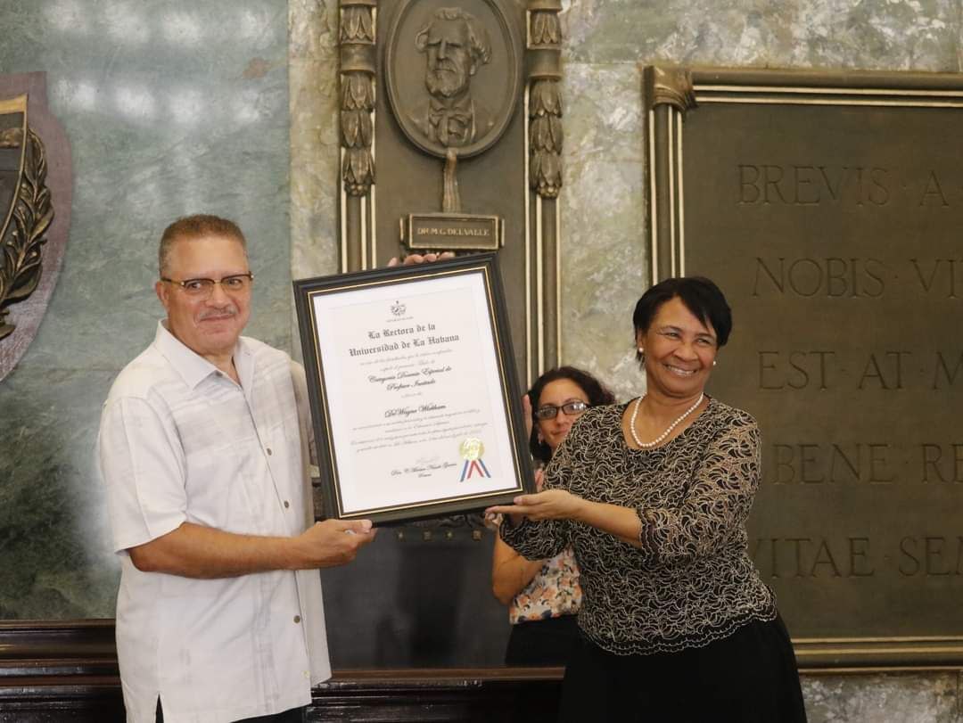 El eminente profesor y periodista norteamericano DeWayne Wickham recibió la víspera  la condición docente especial de Profesor Invitado de la Universidad de La Habana.
