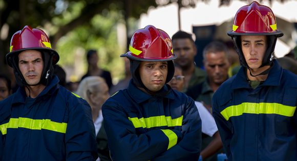 Bomberos, antes de entrar al Museo a rendirle homenaje a sus compañeros. (Foto: Ismael Francisco/ Cubadebate)