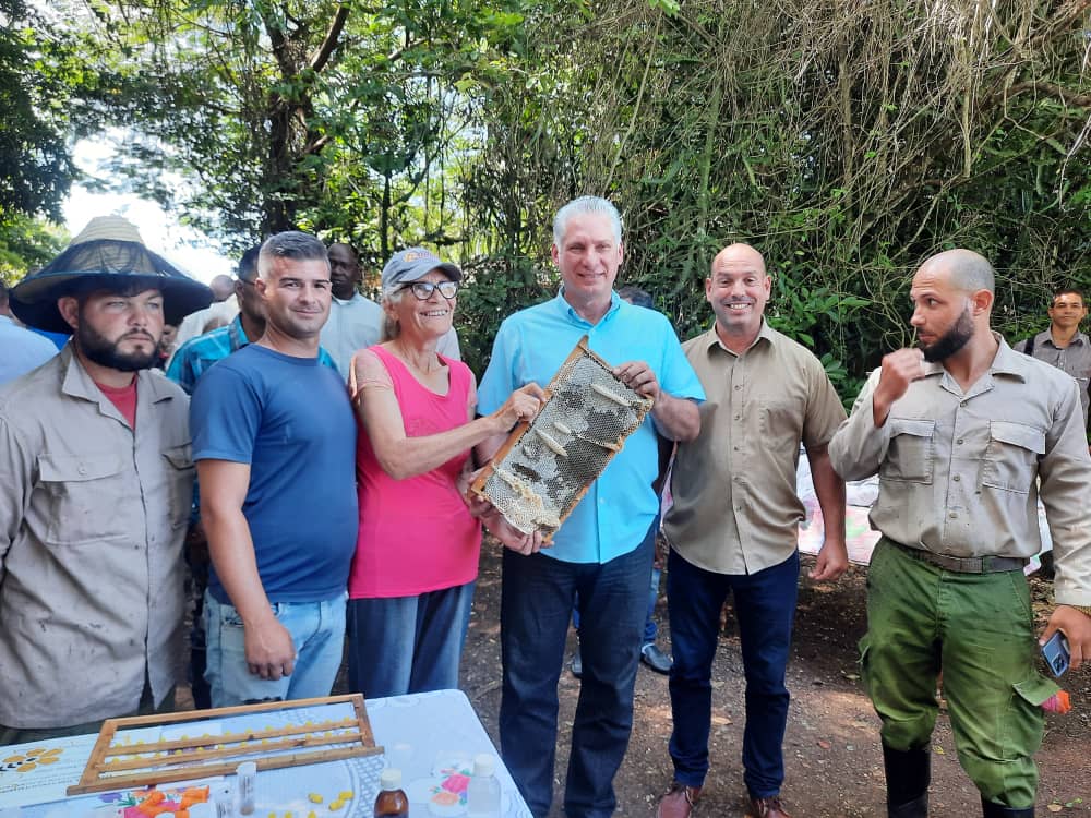 El Presidente Díaz-Canel intercambia con apicultores.