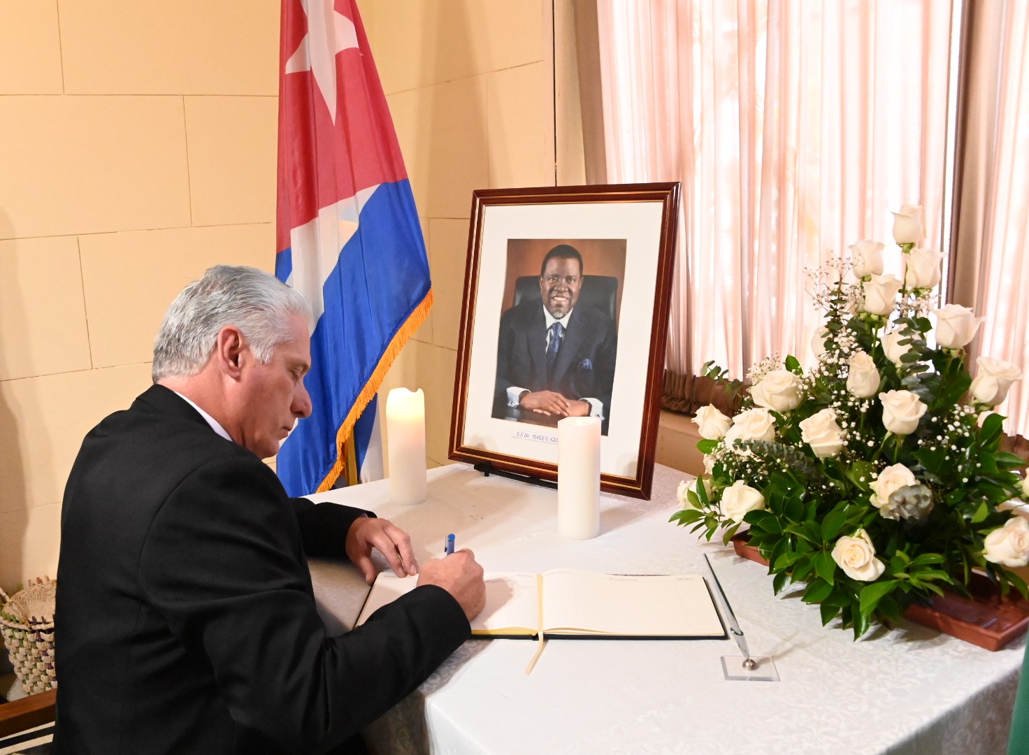Firma Presidente Díaz-Canel libro de condolencias por el fallecimiento del Presidente namibio Dr. Hage G. Geingob